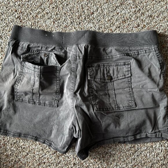 Shorts - Picture 3 of 5